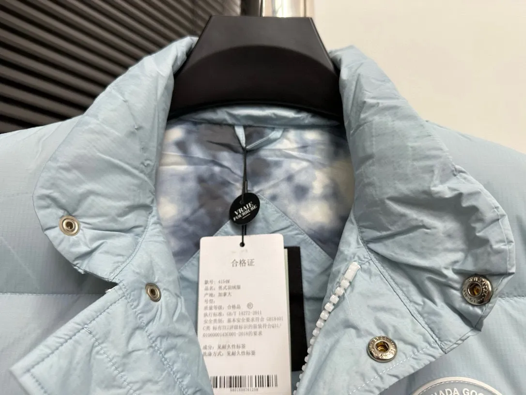 P480 [Canadagoose] Canada Goose White Label Glacier Down Vest Canada Goose's new "Northern Lights Series" down vest Canada Goose's new "Northern Lights" Northern Lights White Label down vest is now available! The light and layered colors give people the feeling of being trapped in the mist around icebergs and glaciers. It can be said to be very dreamy! Original YKK zipper, Size:XS-XXL